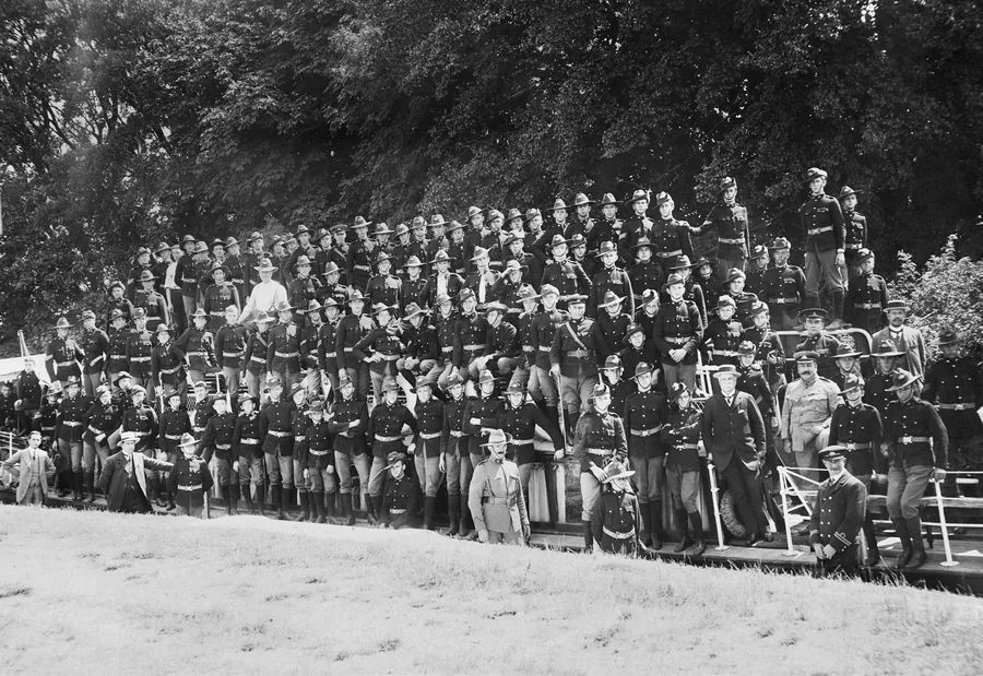 The entire NSW Contingent photographed on a Thames barge
